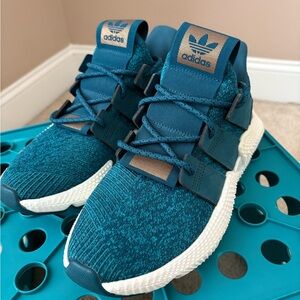 Adidas Blue & White Sneakers Modern Knit Design with gold accents Siz 8.5 NWOTs